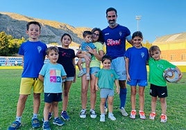 Vicente Verdejo, rodeado de primos y sobrinos.