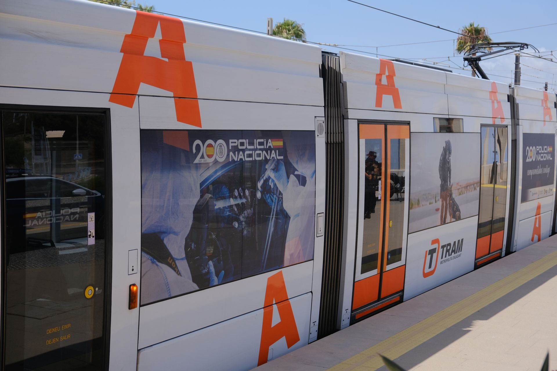 TRAM presenta en Alicante el convoy conmmemorativo del bicentenario de la Policía Nacional