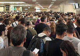 Aglomeraciones de viajeros en Chamartín por el retraso de los trenes.