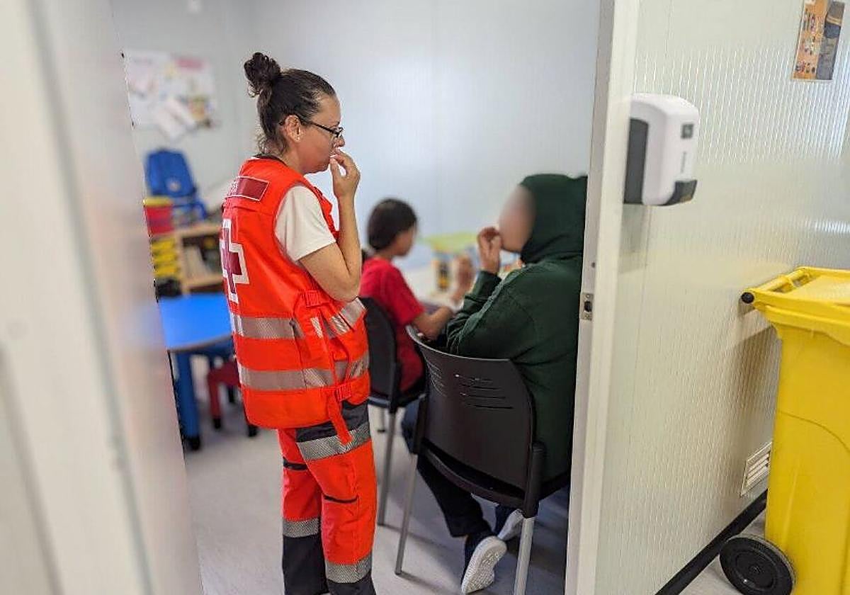 Atención de Cruz Roja a las personas llegadas en embarcaciones precarias.