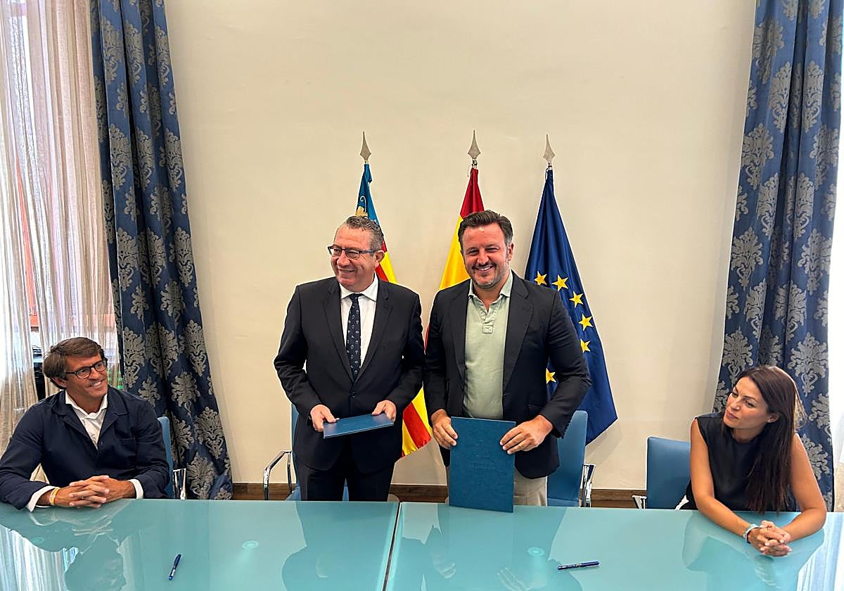 El presidente de la Diputación de Alicante, Toni Pérez, con el alcalde de Elche, Pablo Ruz, tras la firma de la cesión de espacios.