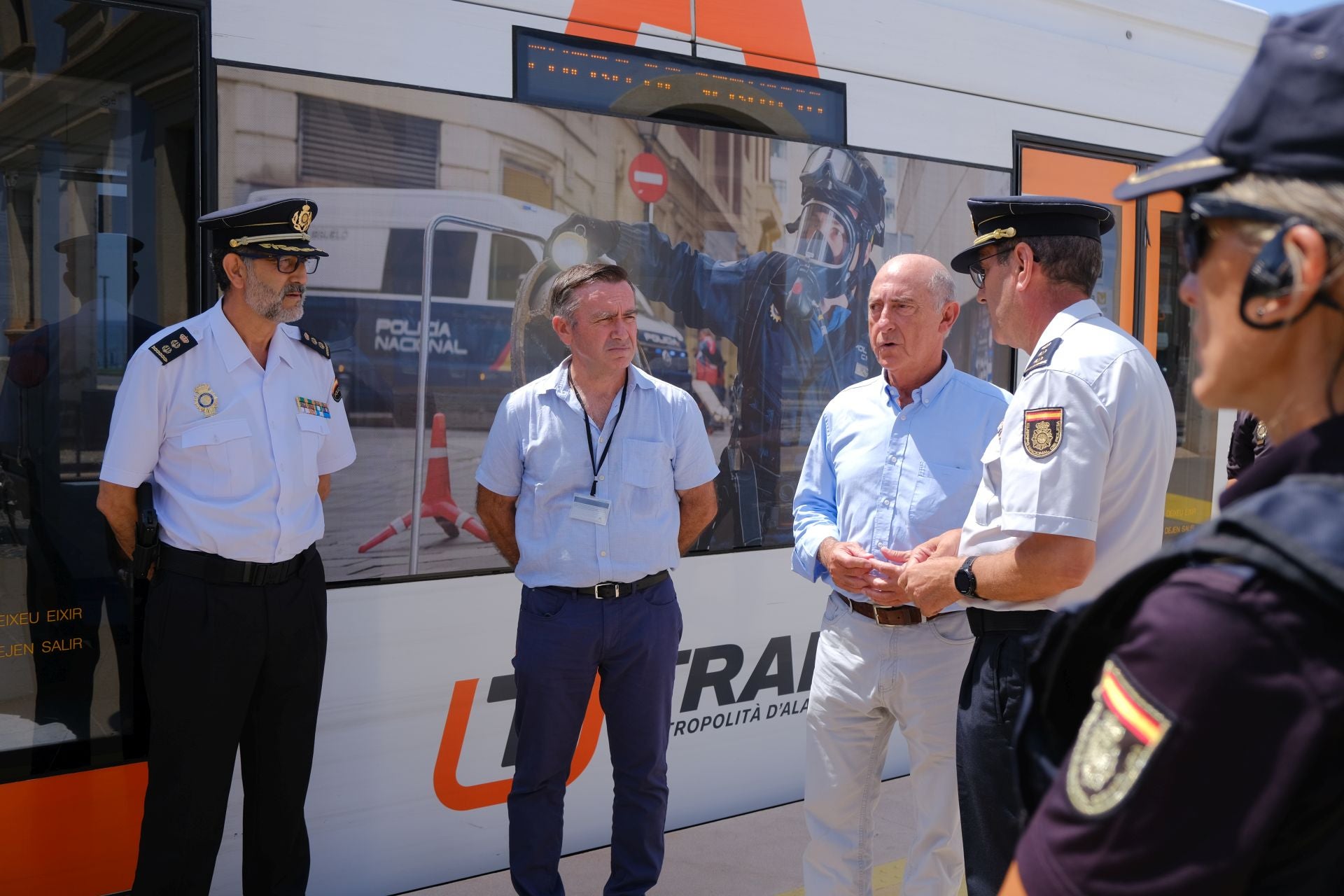 TRAM presenta en Alicante el convoy conmmemorativo del bicentenario de la Policía Nacional