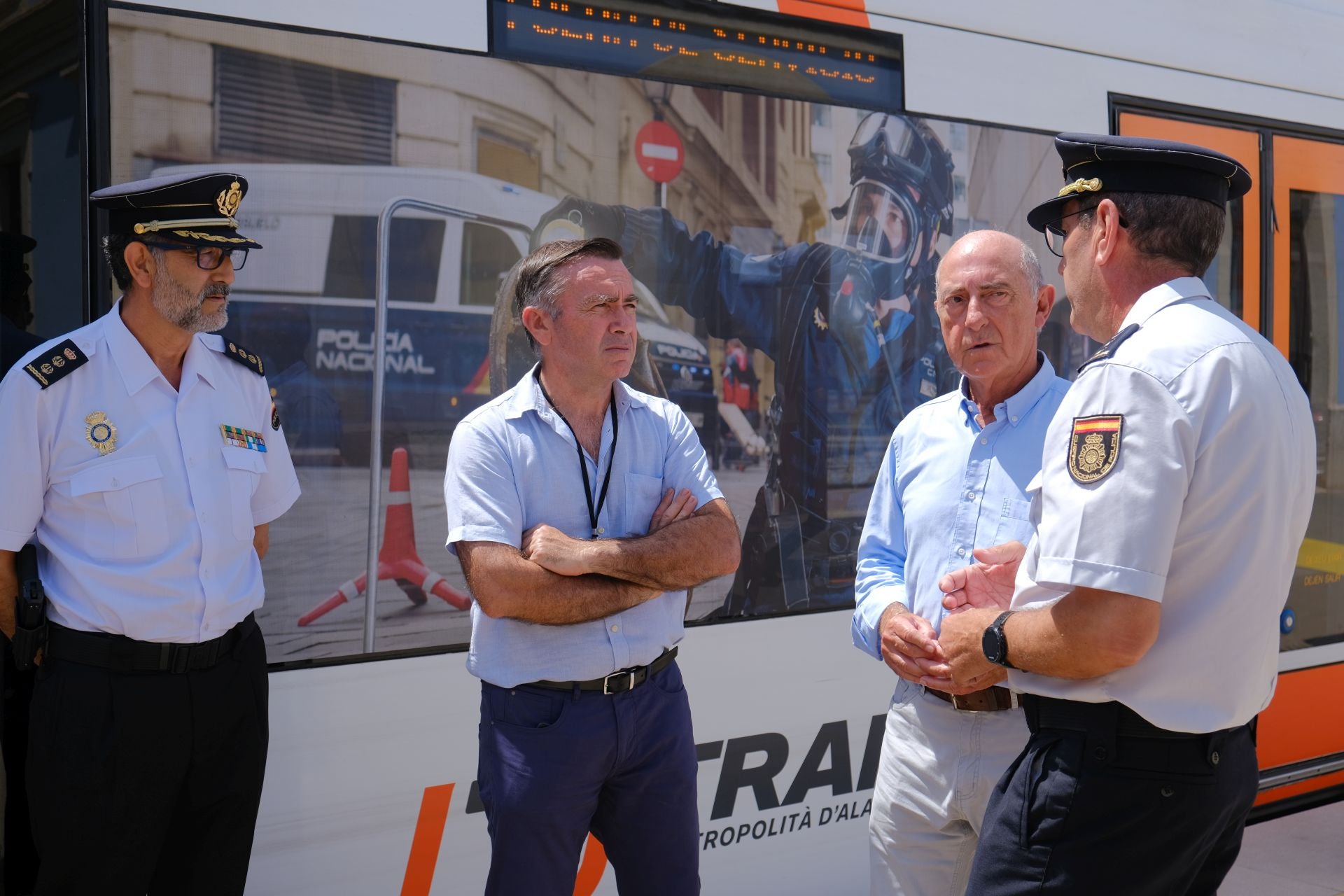 TRAM presenta en Alicante el convoy conmmemorativo del bicentenario de la Policía Nacional