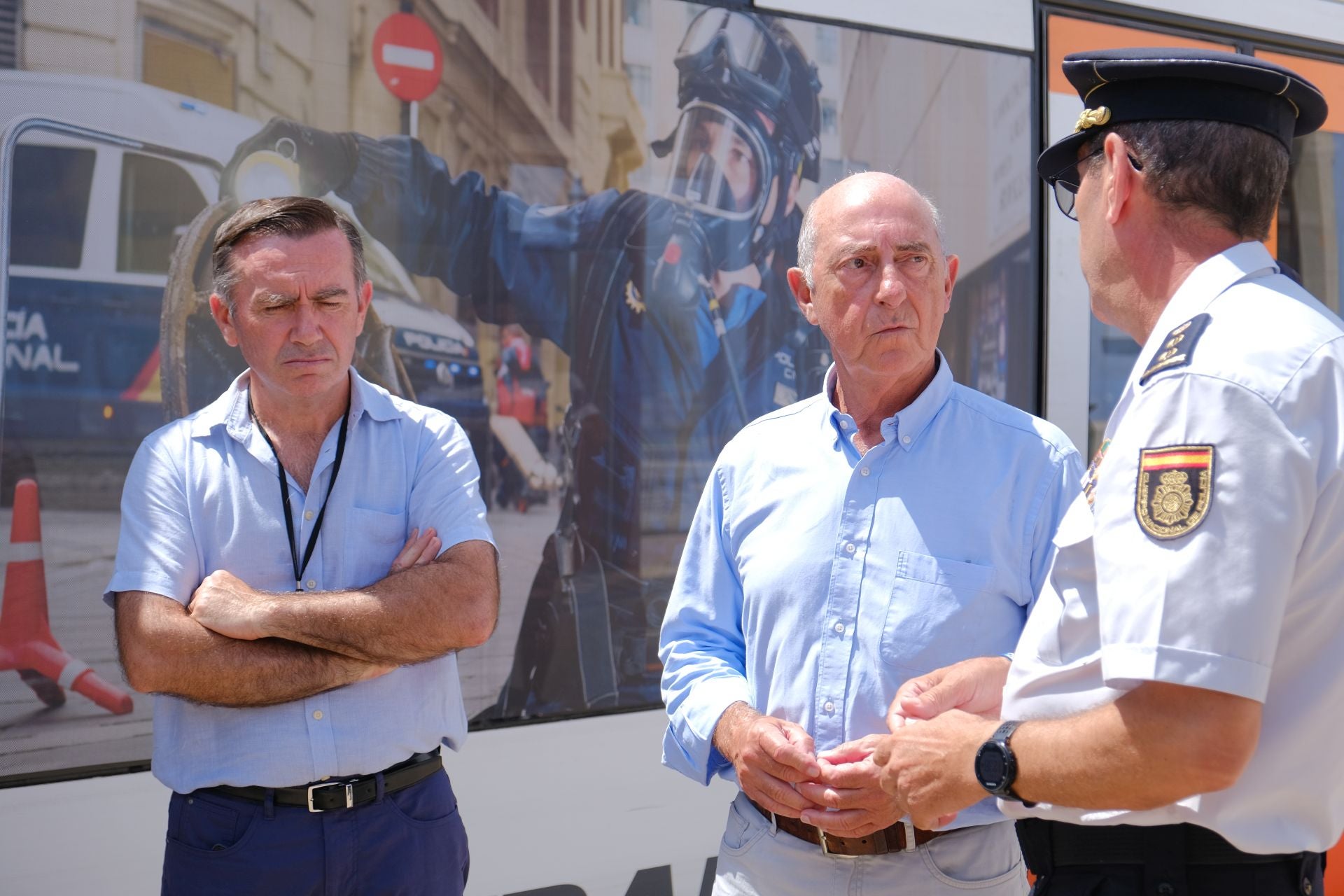 TRAM presenta en Alicante el convoy conmmemorativo del bicentenario de la Policía Nacional