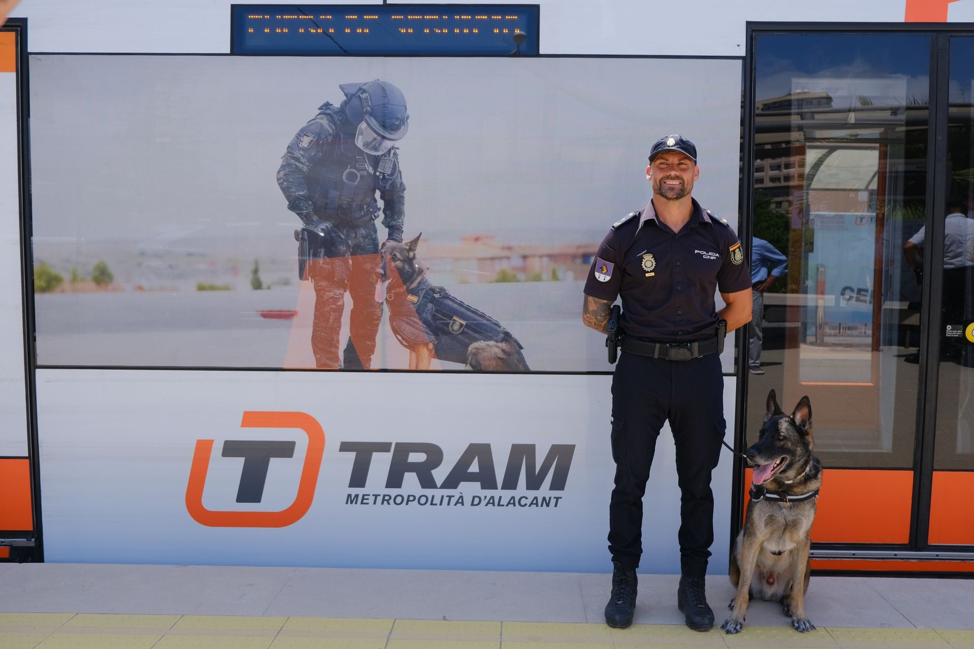 TRAM presenta en Alicante el convoy conmmemorativo del bicentenario de la Policía Nacional