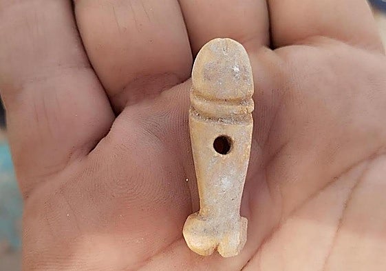 Colgante en forma de pene hallado en La Alcudia.