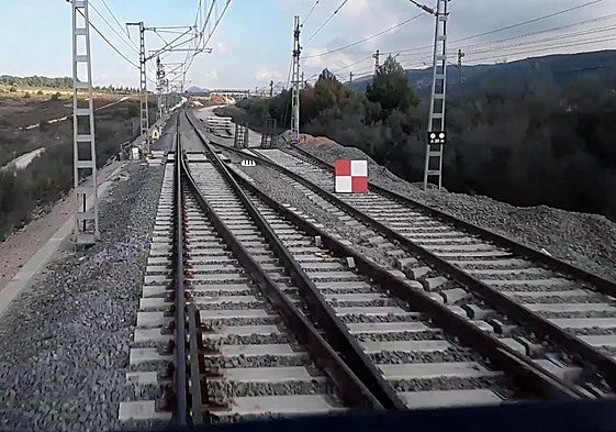 Vías ferroviarias en el tramo de La Encina-Alicante.