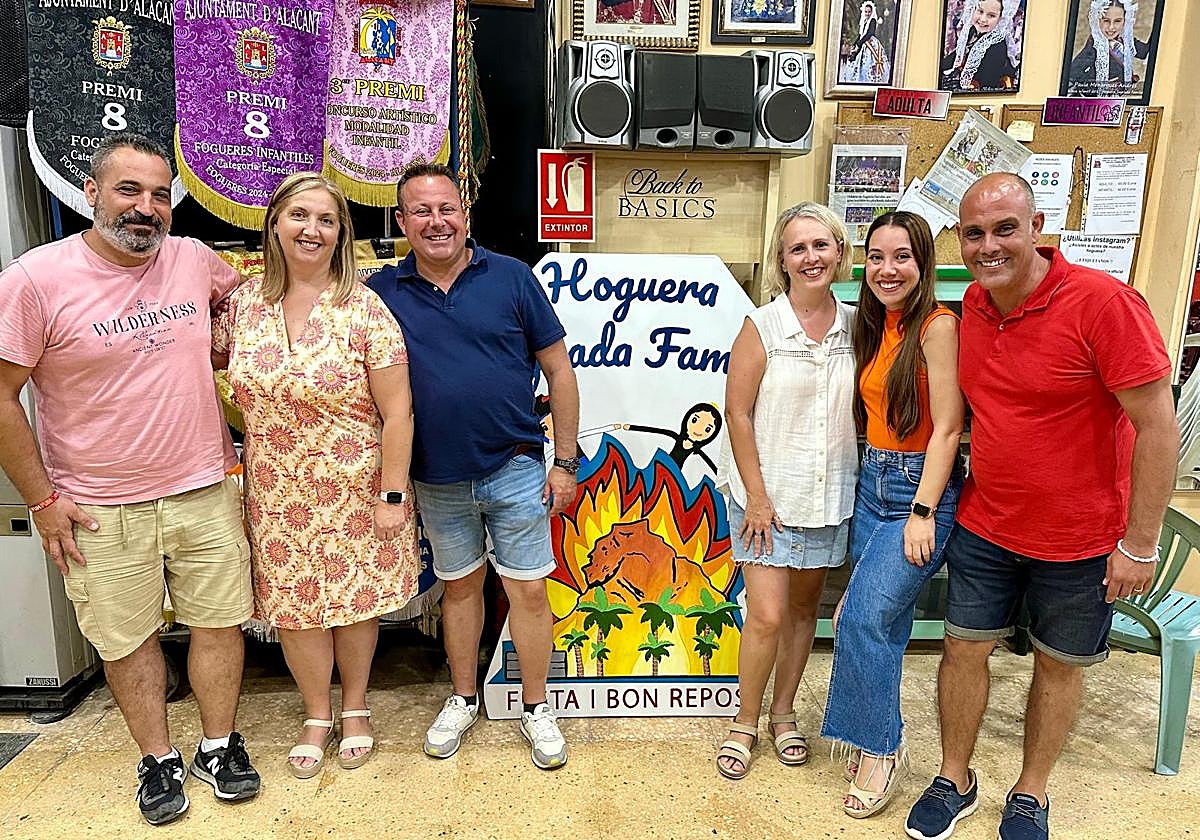 Nueva junta directiva de la hoguera Sagrada Familia.