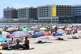 Playa del Postiguet de Alicante abarrotada de bañistas.