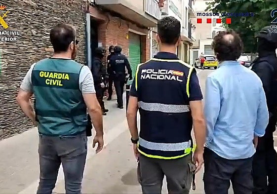 Imágenes de la operación conjunta que se ha saldado con la desarticulación de la red criminal.