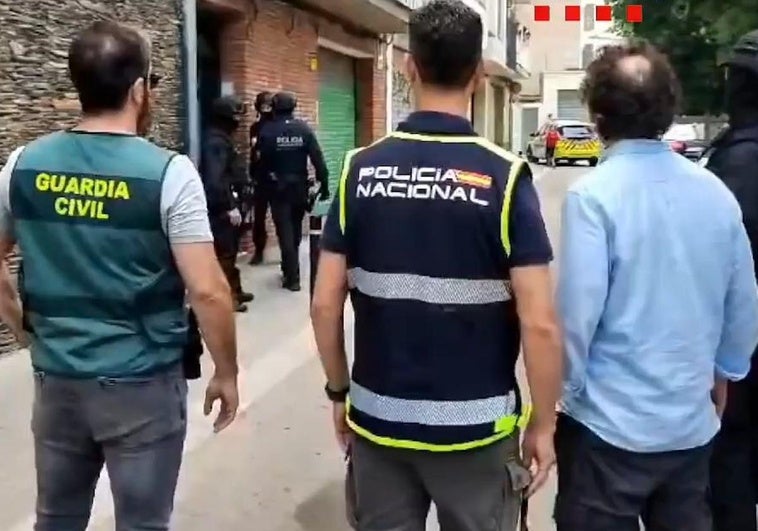 Imágenes de la operación conjunta que se ha saldado con la desarticulación de la red criminal.