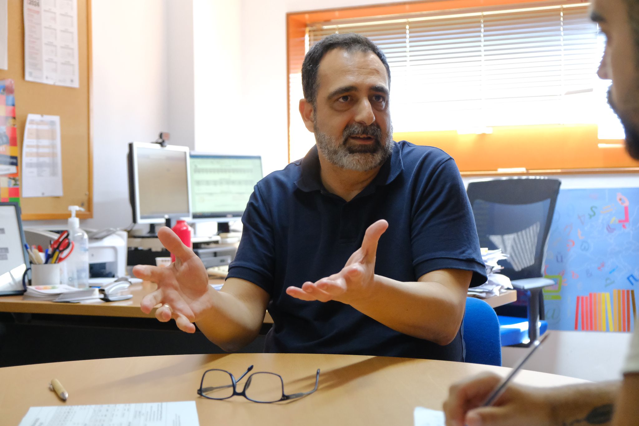 Julián López, directo del Centro Superior de idiomas de la UA en su despacho