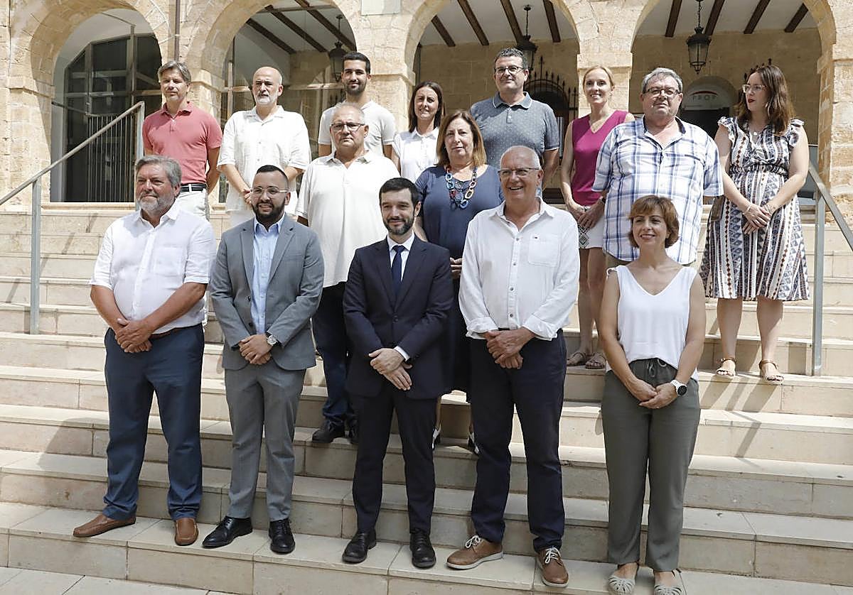 Imagen principal - Imágenes de la visita del ministro este jueves a Dénia.