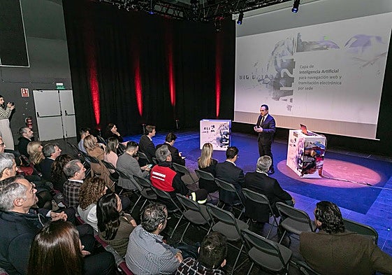 El concejal Antonio Peral presenta a Ali en una conferencia.
