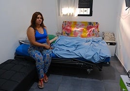 Madre e hija en la vivienda de la que serán desahuciadas en diciembre.