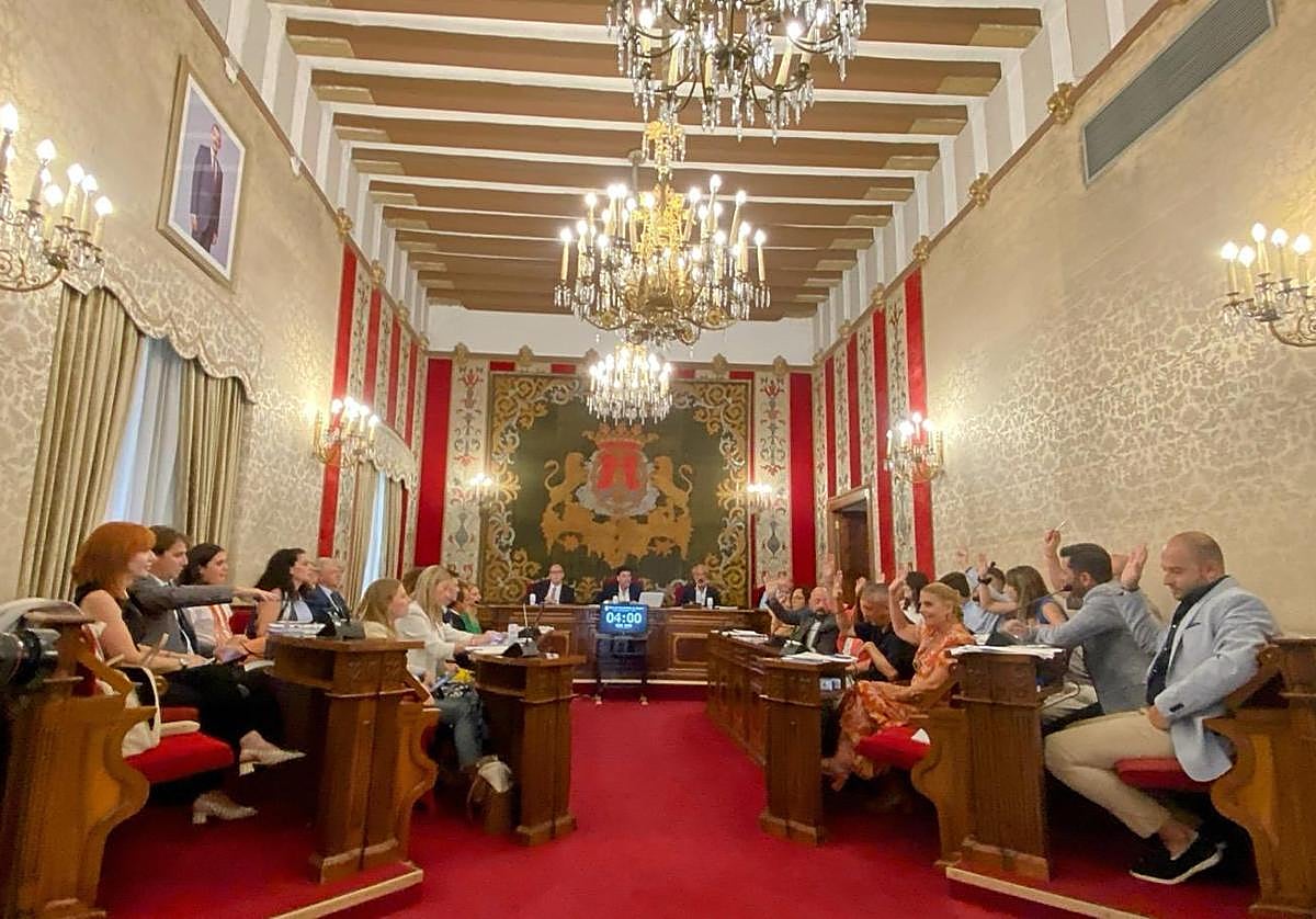 La oposición vota en bloque en el Pleno de Alicante de julio.