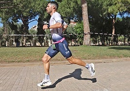 El triatleta de la UA, Roberto Sánchez Mantecón ha finalizado su preparación para los Juegos Olímpicos de París.