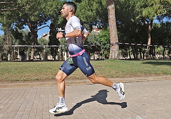 El triatleta de la UA, Roberto Sánchez Mantecón ha finalizado su preparación para los Juegos Olímpicos de París.