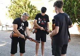 La Guardia Civil controla el reparto de pólvora para las fiestas de Moros y Cristianos de La Vila Joiosa