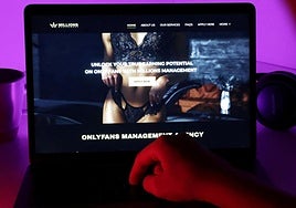 Un hombre acceder a un portal de contenido erótico.