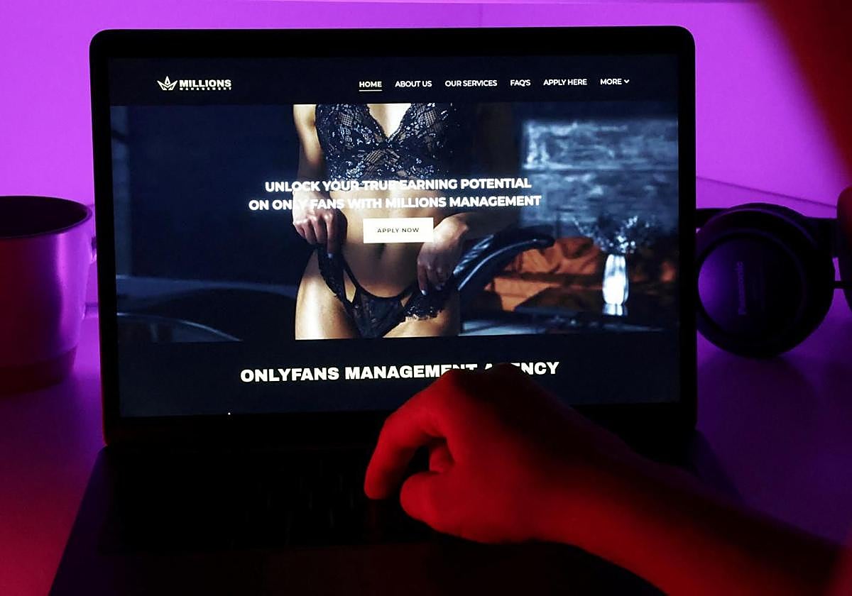 Un hombre acceder a un portal de contenido erótico.