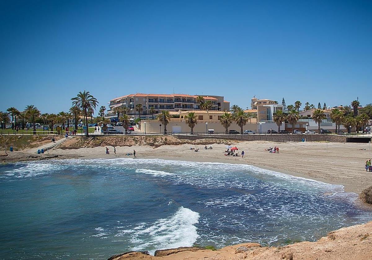 Playa de Orihuela Costa reabierta tras el informe favorable de Generalitat.