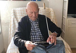 José María Almira con uno de sus inventos en su domicilio de Santa Pola.