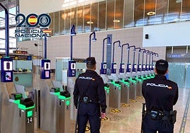 Agentes de la Policía Nacional en el aeropuerto Alicante-Elche.