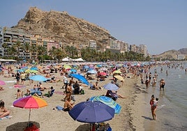 Bañistas en la playa del Postiguet.