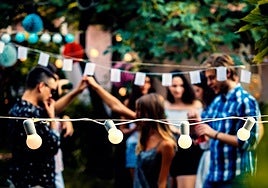 Personas disfrutando de una fiesta al aire libre