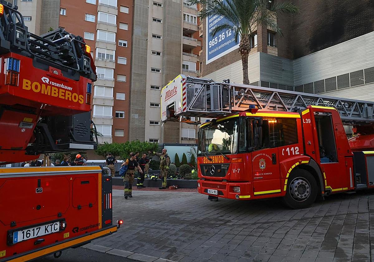 Imagen de la intervención de los bomberos en el Hotel Maya de Alicante.