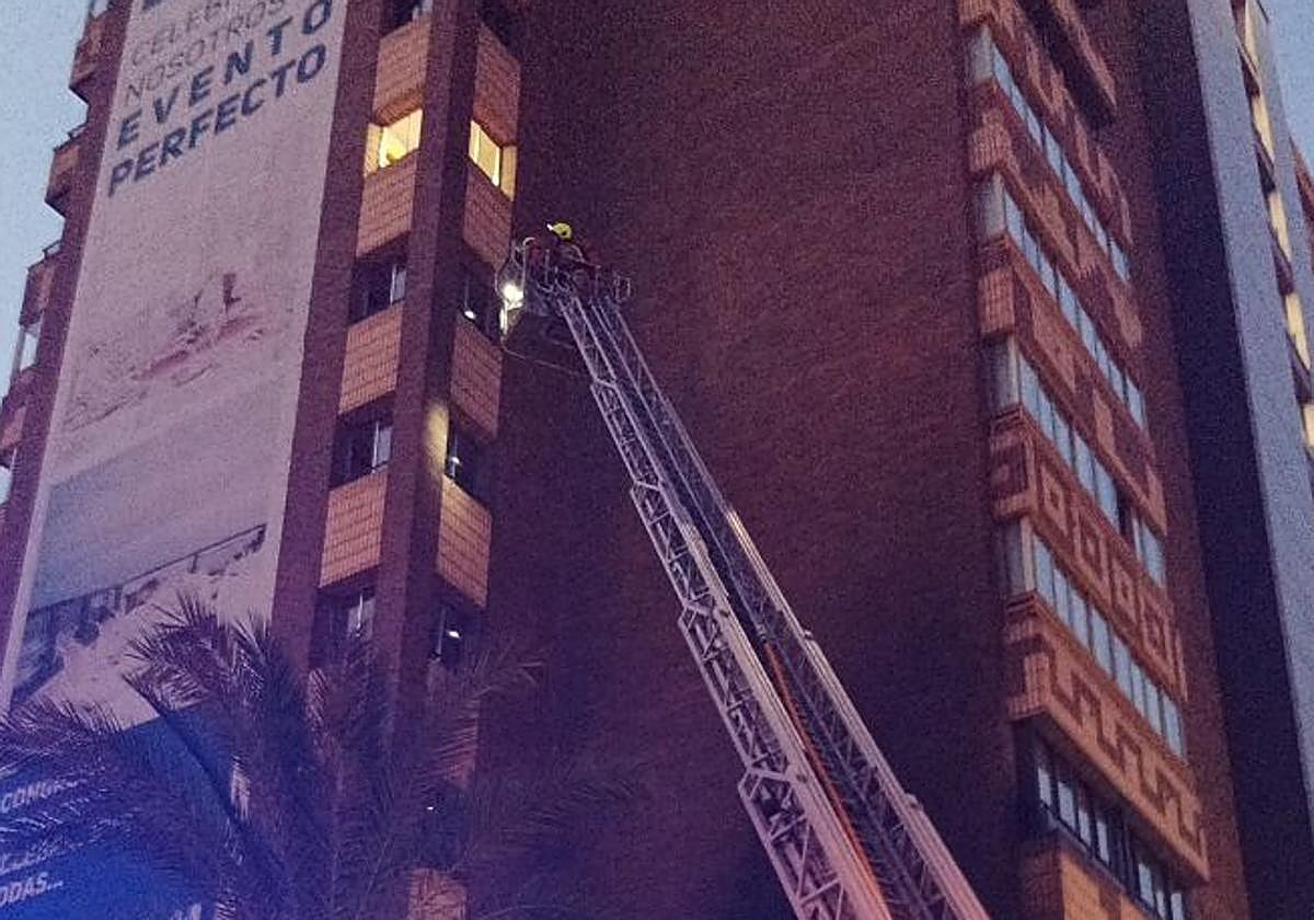 Incendio en el Hotel Maya de Alicante este lunes.