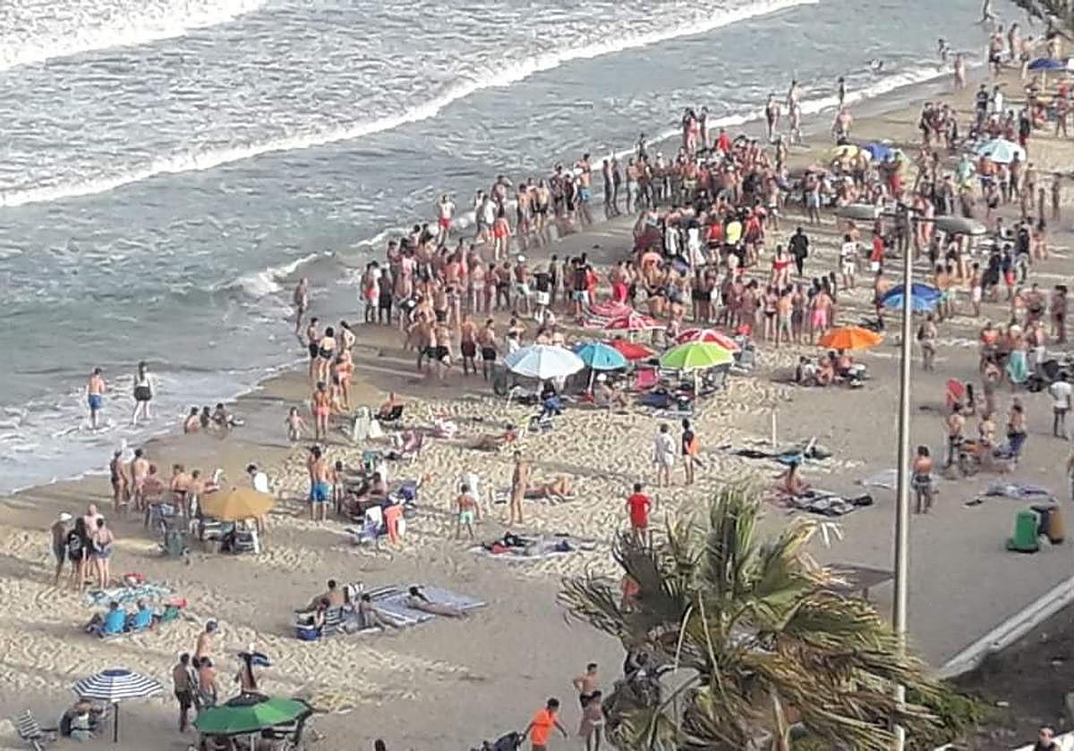 Multitud de bañistas se arremolinaron alarmados en torno al cuerpo del fallecido.