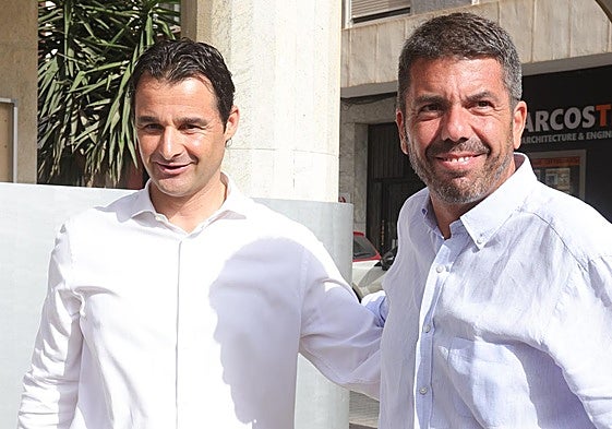 El presidente de la Generalitat, Carlos Mazón, con el alcalde de Torrevieja, Eduardo Dolón, este martes.