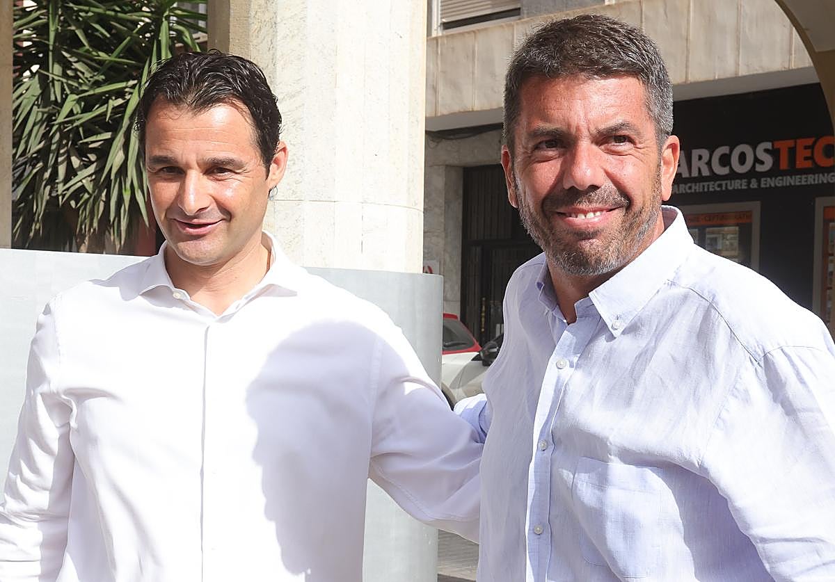 El presidente de la Generalitat, Carlos Mazón, con el alcalde de Torrevieja, Eduardo Dolón, este martes.