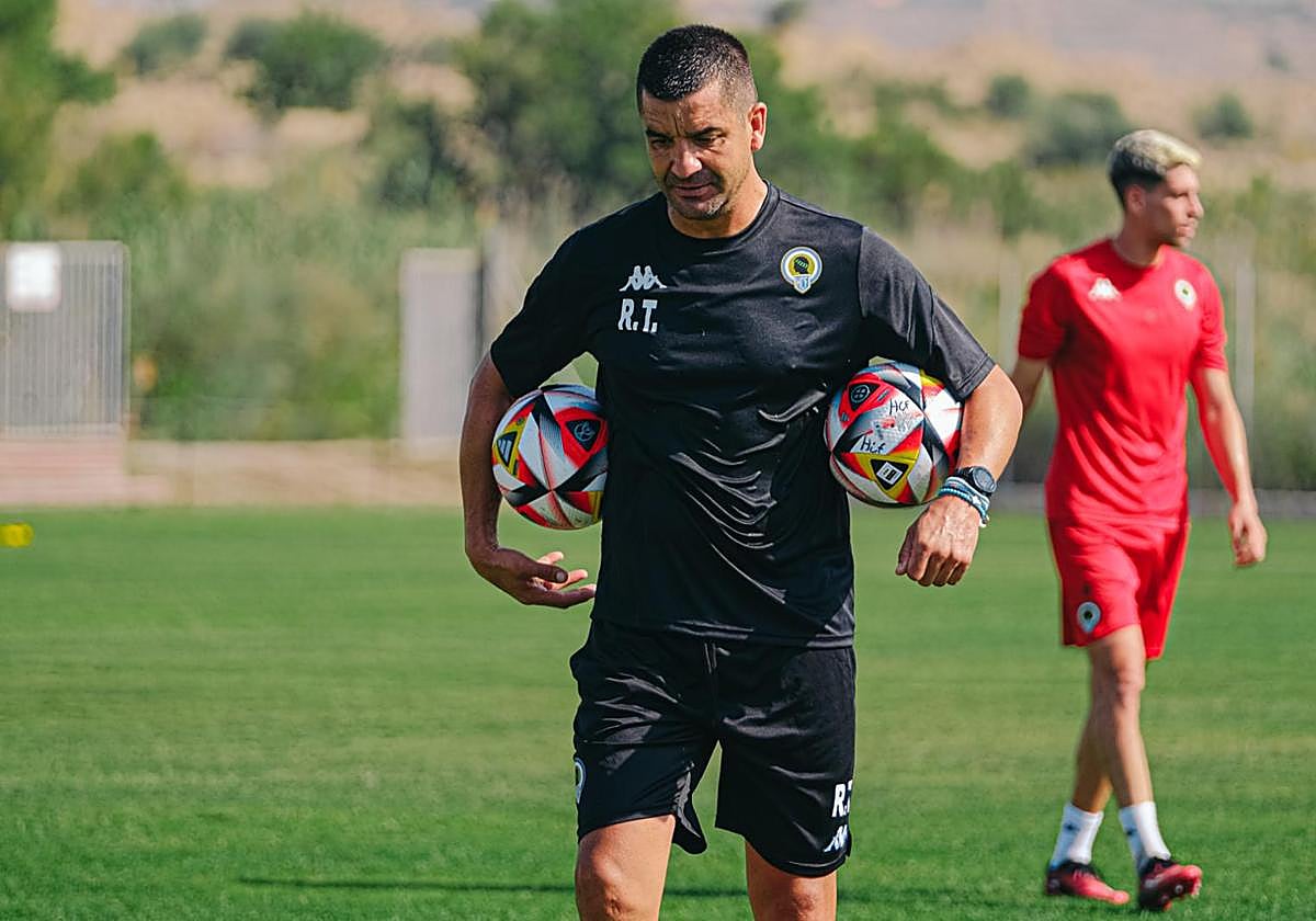El técnico Rubén Torrecilla durante un entrenamiento de pretemporada en Fontcalent.