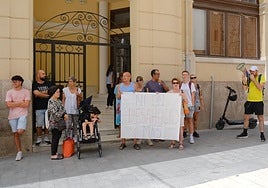 Concentración en la Concejalía de Bienestar Social de Alicante.