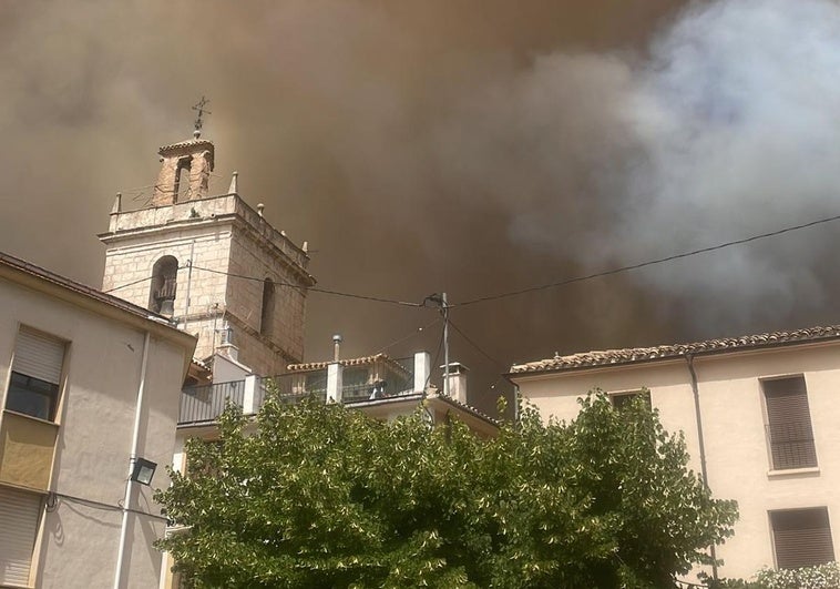 Columna de humo sobre el cielo de Penàguila.