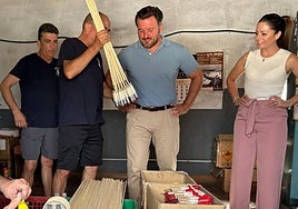 El alcalde, Pablo Ruz, junto a la edil de Festejos, Inma Mora, en las instalaciones de la Pirotecnia Ferrández.