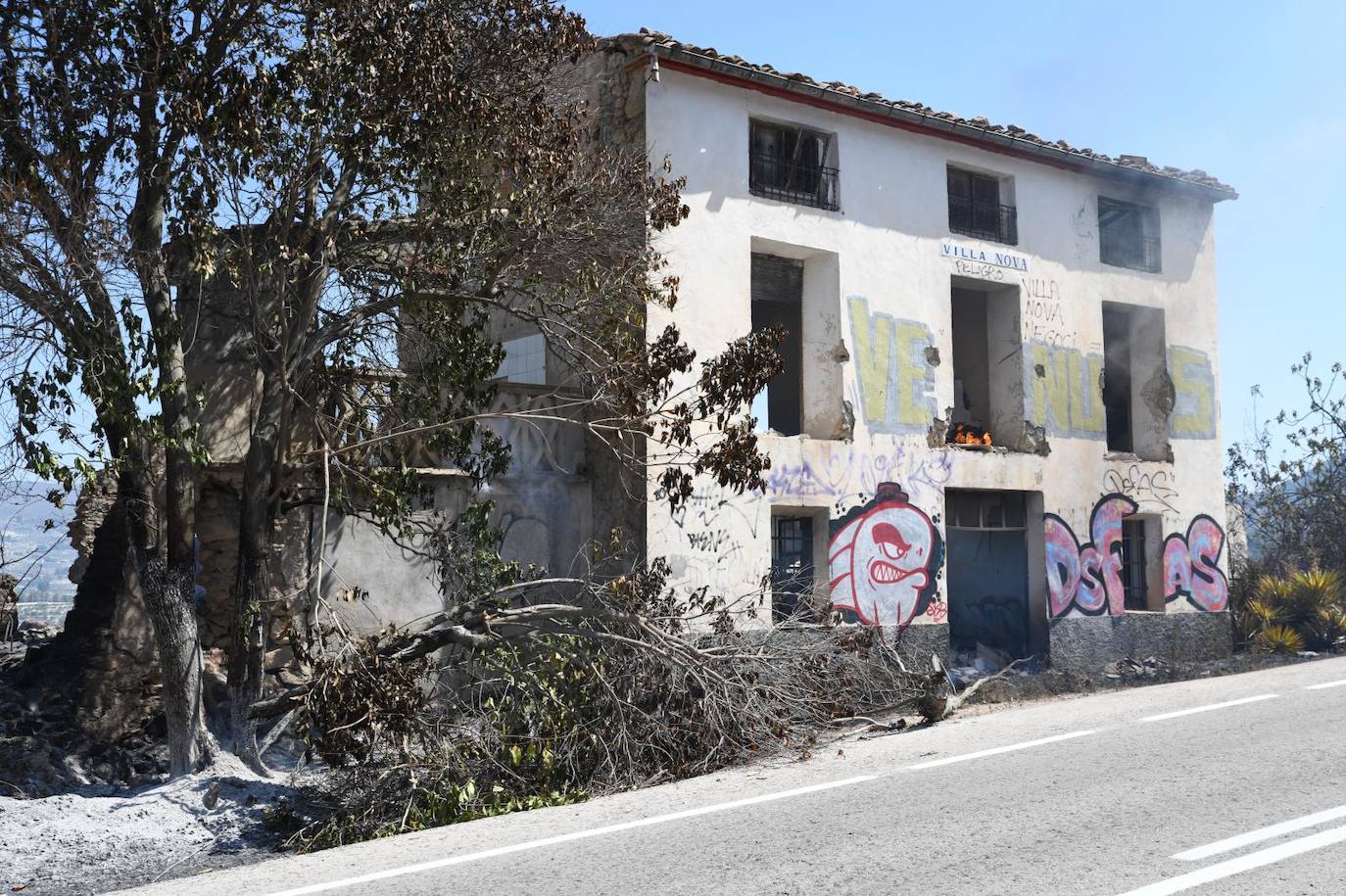 Una montaña de ceniza gris