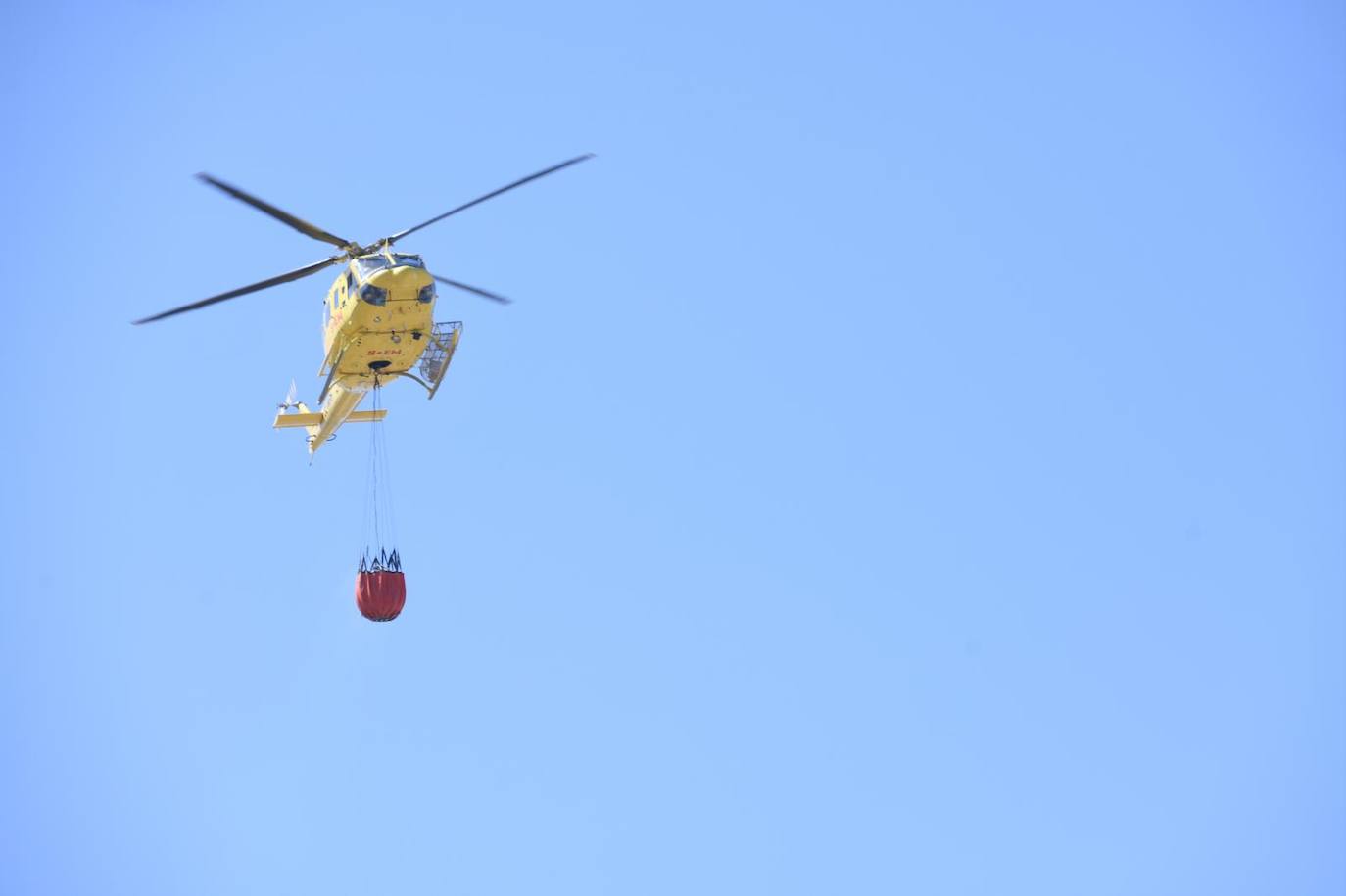 Una montaña de ceniza gris