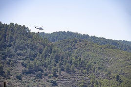 Helicóptero durante las tareas de extinción del incendio de Benasau.