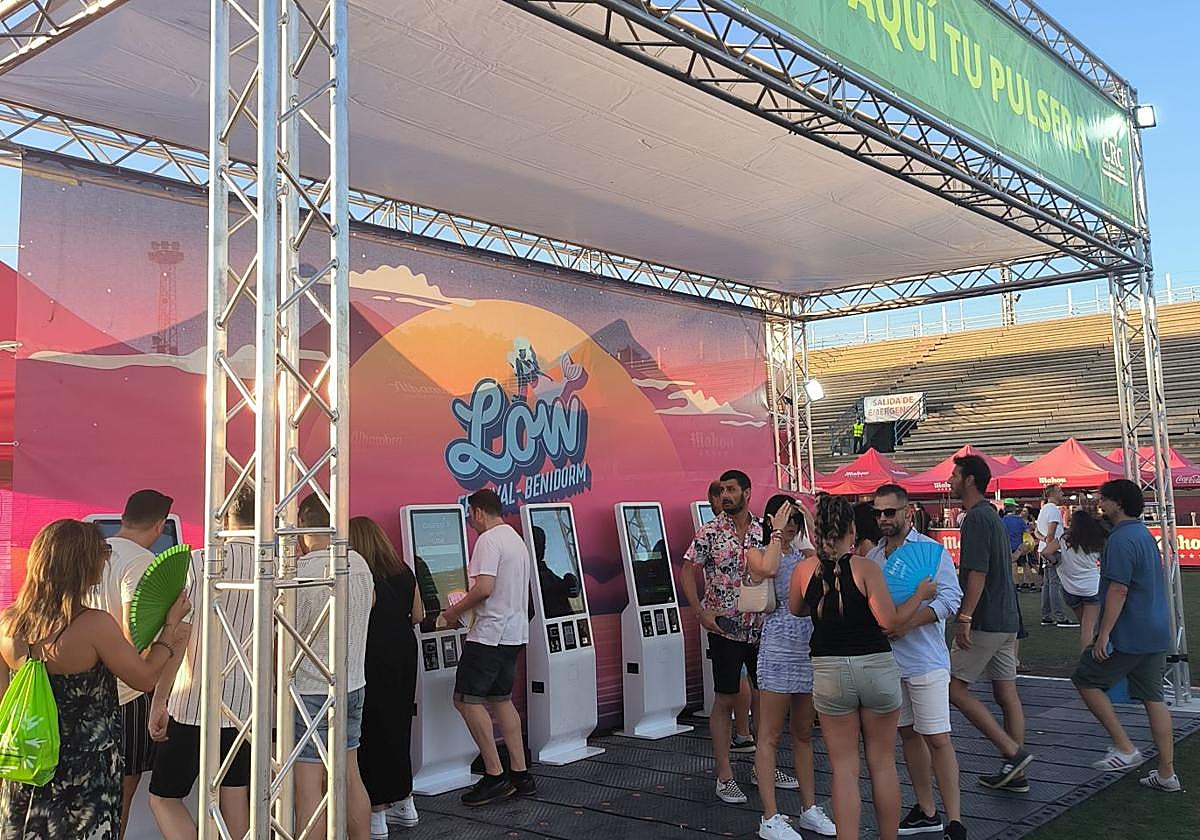 PErsonas recargando la pulsera 'contactless' en el Low Festival de Benidorm