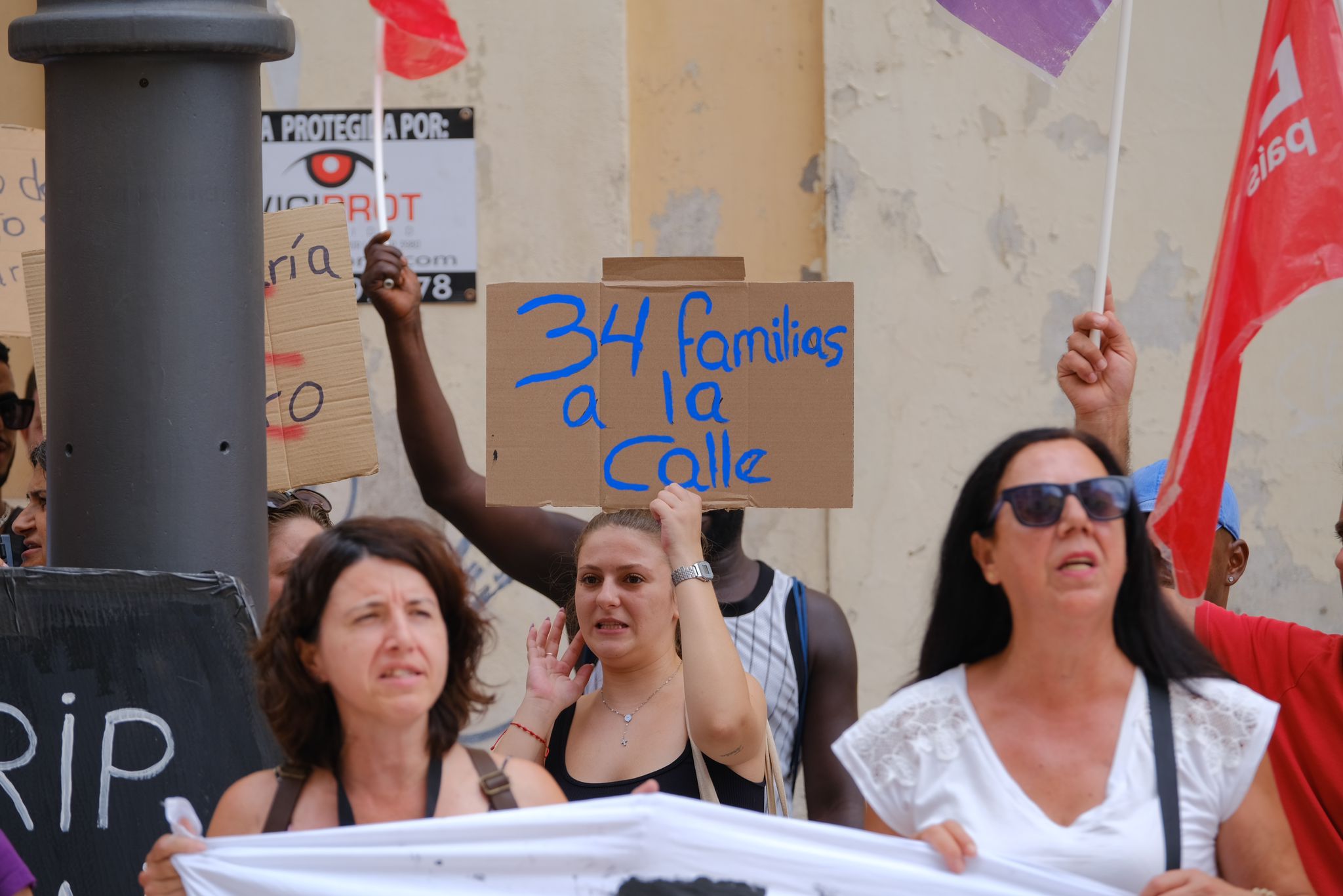 La plantilla del albergue de personas sin hogar de Alicante protesta por el nuevo pliego