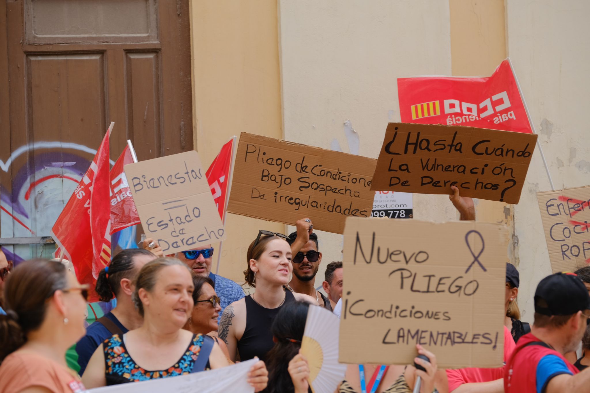 La plantilla del albergue de personas sin hogar de Alicante protesta por el nuevo pliego