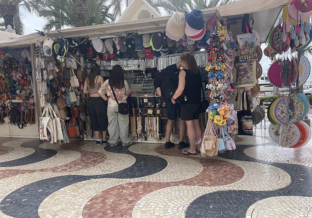 Personas visitando los puestos de La Explanada de Alicante.