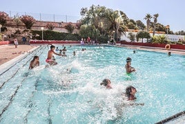 Niños disfrutando de la piscina de la Escuela de Verano Municipal de Elda.