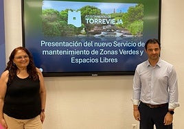 El alcalde de Torrevieja, Eduardo Dolón, junto con la concejal de Parques y Jardines, Concha Sala.