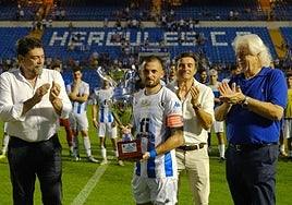 Entrega del trofeo al capitán del Hércules