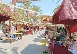 El zoco árabe ultima los detalles antes de su inauguración.